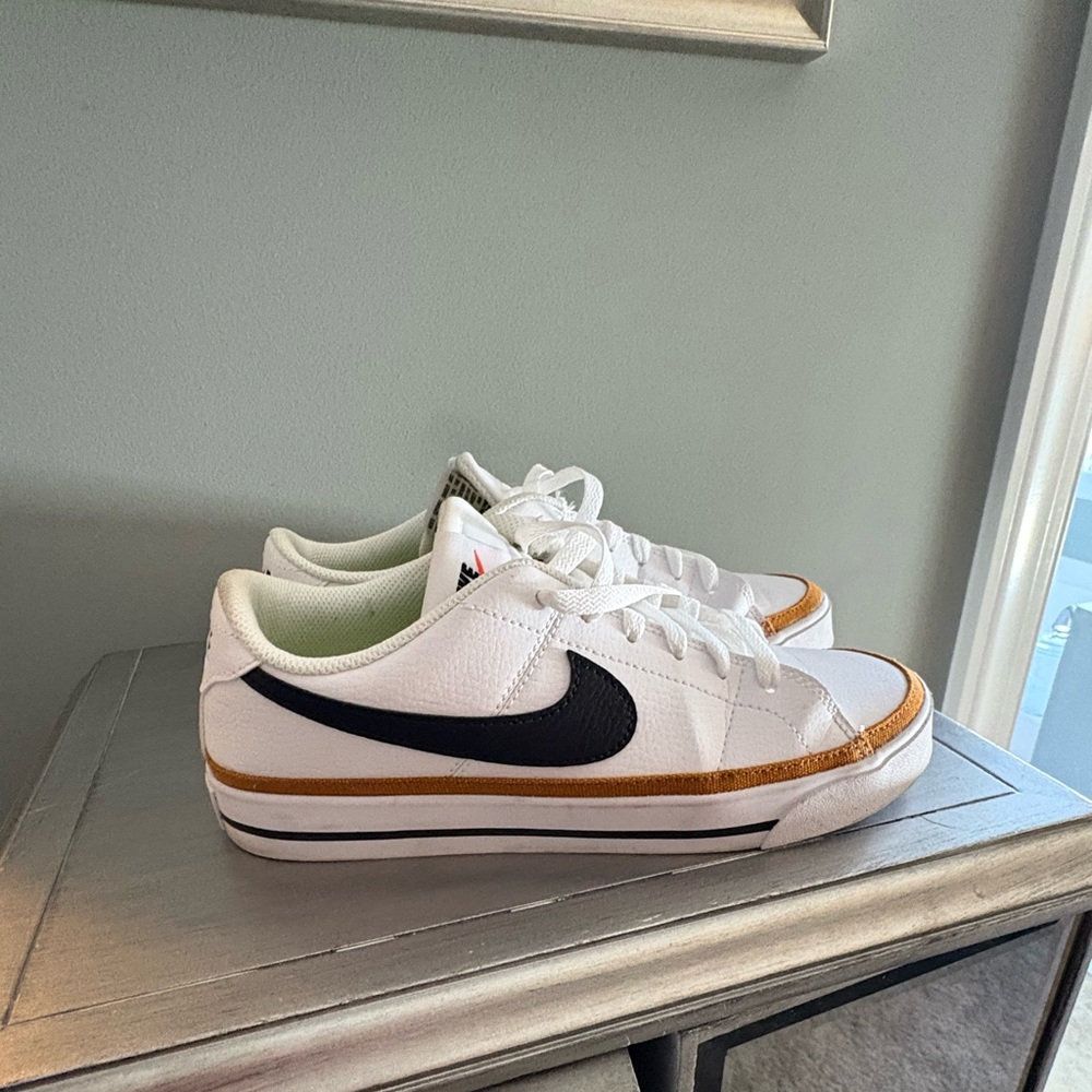 Women’s Size 8 NikeCourt Legacy Next Nature. Worn once